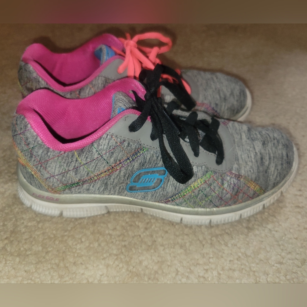 Girls Skechers Memory Foam Lite-Weight Flex Shoes Size 2.5 Youth It's Electric